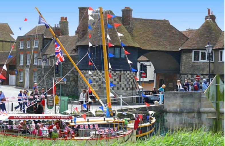 Cosy Sailing Boat Glamping On The River In Bateau-hôtel